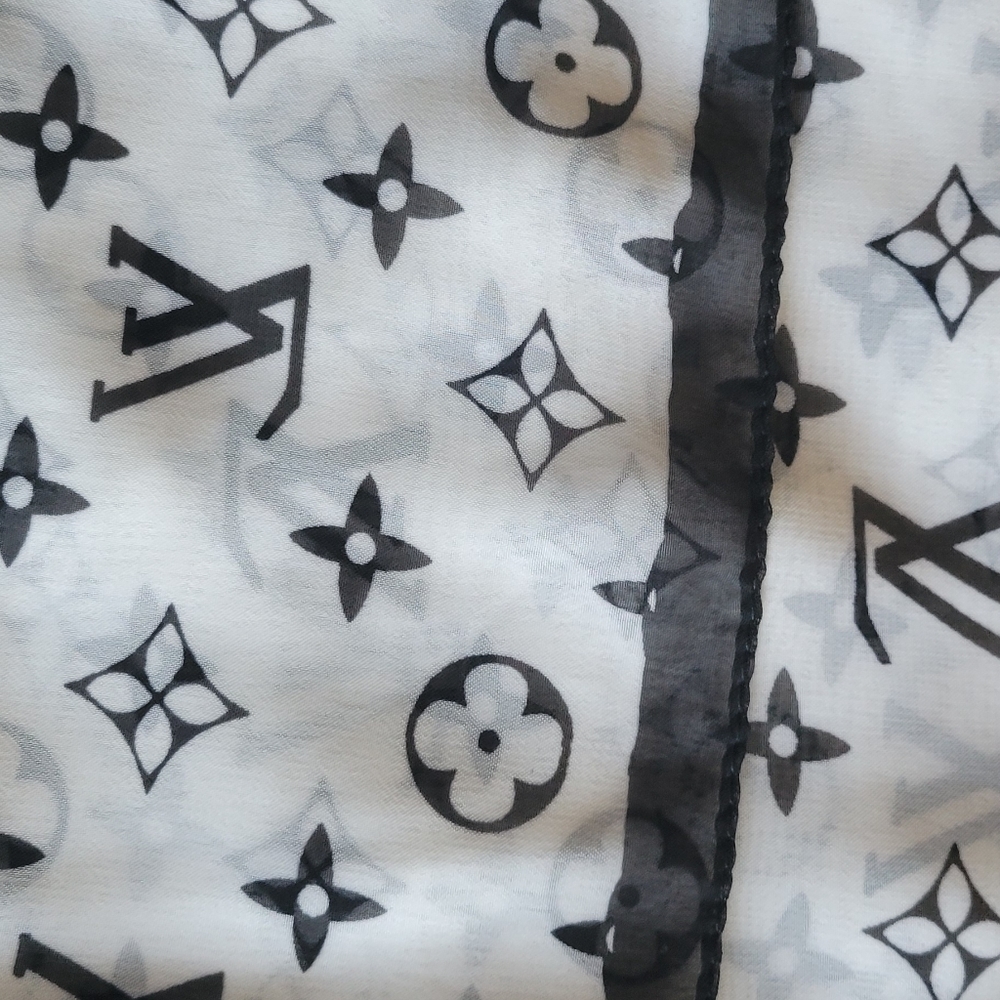LV scarf